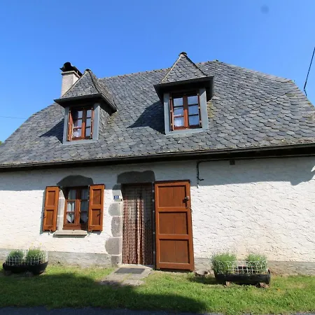 Evasion Auvergnate: Authentique Avec Cheminee, Jardin, Et Proximite Volcans - Fr-1-742-325 *